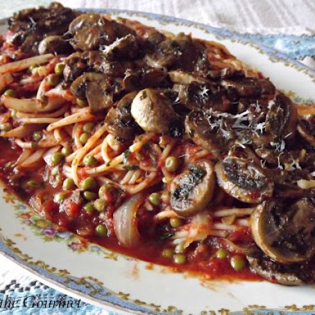 Spaghetti with Peas and Tomato Sauce and Mushrooms
