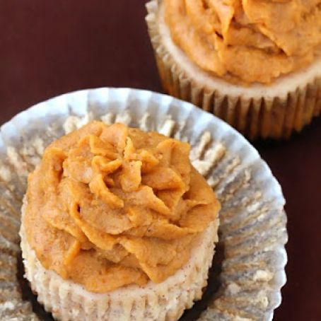 Cinnamon mini-cheesecakes with pumpkin pie frosting
