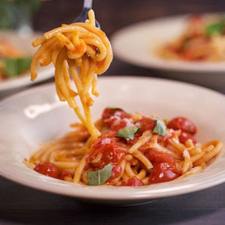 Spaghetti with Garlicky Tomato Sauce