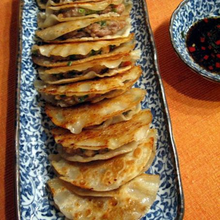 perhaps the easiest way to make Guotie or Potstickers: chinese panfried pork dumplings