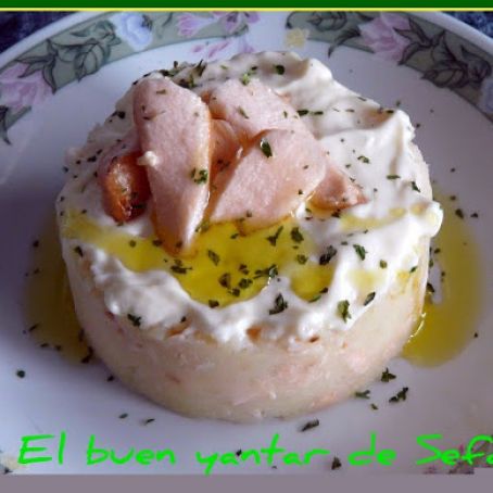 TARTA DE SALMON AHUMADO CON CAVIAR Y COÑAC