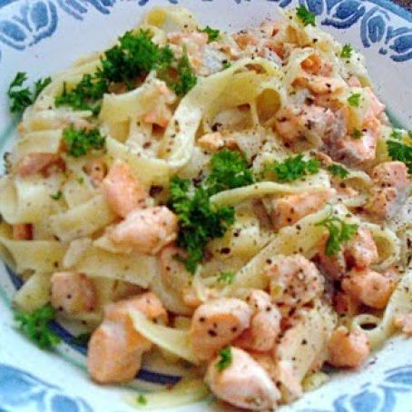 PASTA CON SALSA DE SALMON FRESCO