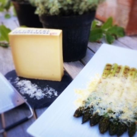 Grilled green asparagus, Gruyère AOP shavings and a balsamic reduction