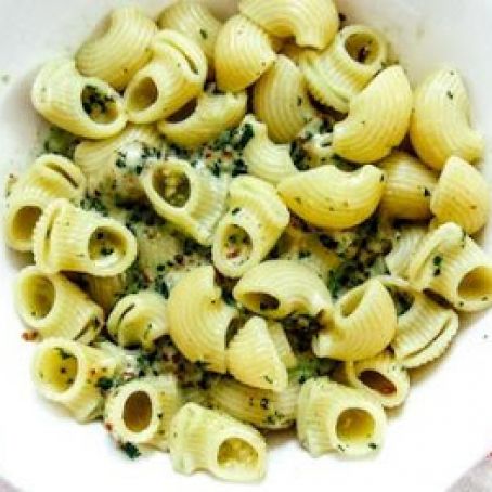 Skinny Pesto Mac and Cheese with Greek Yogurt