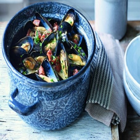 MUSSELS COOKED WITH CREAM, CHORIZO, GARLIC & FLAT-LEAF PARSLEY