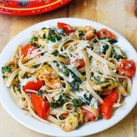 Shrimp, Tomato and Spinach Pasta in Garlic Sauce