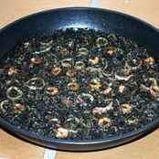 RISOTTO NEGRO CON CAMARONES Y CALAMARES