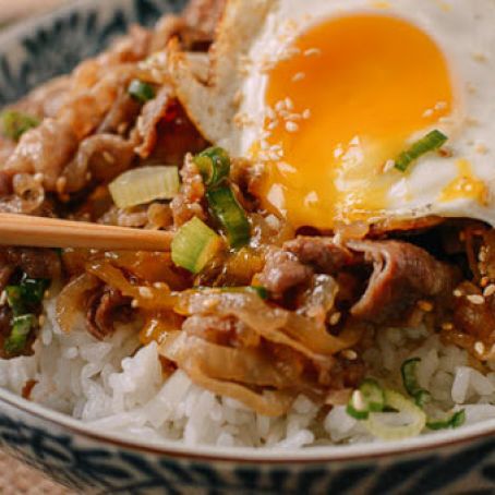 Gyudon (Japanese Beef & Rice Bowls)