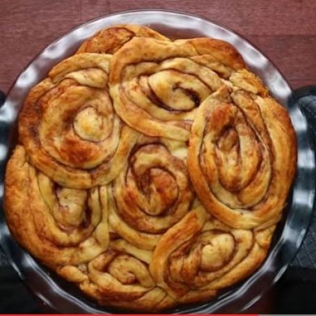 Cinnamon Roll Apple Pie