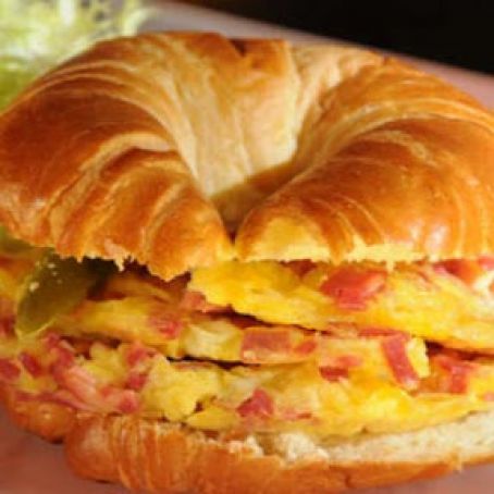 CUERNITOS DE HUEVO Y TOCINO