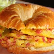 CUERNITOS DE HUEVO Y TOCINO