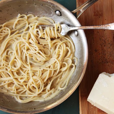 Cacio e Pepe (Spaghetti With Black Pepper and Pecorino Romano)