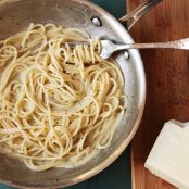 Cacio e Pepe (Spaghetti With Black Pepper and Pecorino Romano)