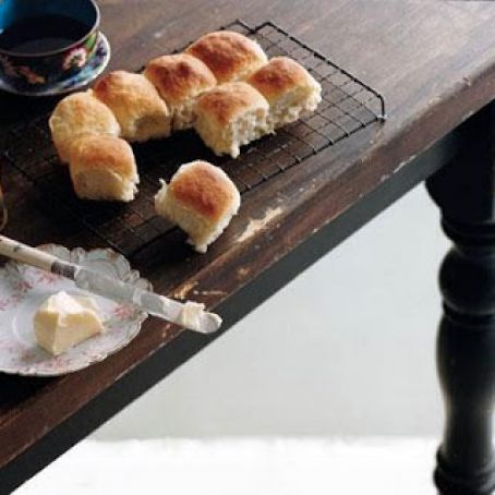 FEATHERLIGHT YEAST ROLLS