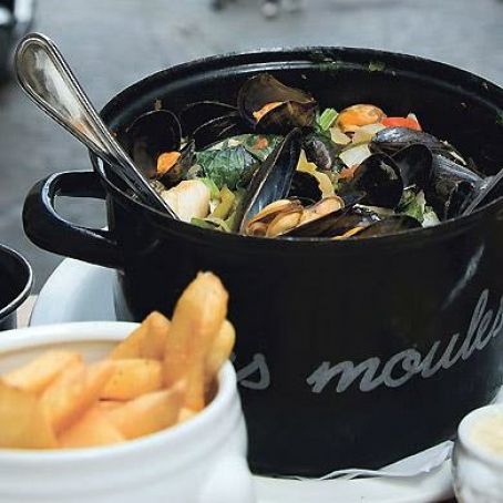 MUSSELS STEAMED IN BEER w/CREME FRAICHE