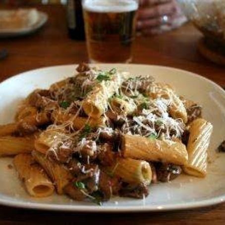 Tortiglioni med fläskinnanlår, skogschampinjoner, schalottenlök och timjan