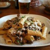 Tortiglioni med fläskinnanlår, skogschampinjoner, schalottenlök och timjan