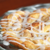 CINNAMON ROLL APPLE PIE