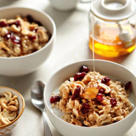 Homemade Oatmeal with Cashews and Honey
