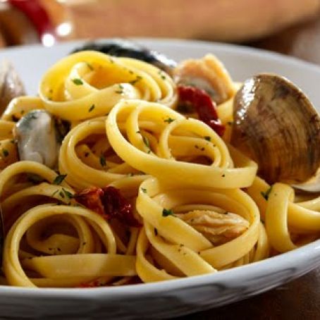 FETTUCCINE w/MUSSELS & CLAMS