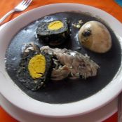 CHILMOLE EN RELLENO NEGRO
