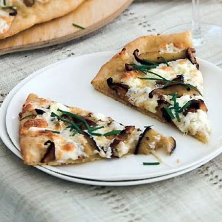 SHIITAKE & CHANTERELLE PIZZA w/GOAT CHEESE