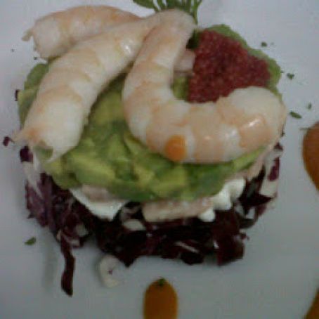 TORRE DE AGUACATE CON QUESO Y CAMARONES