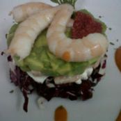 TORRE DE AGUACATE CON QUESO Y CAMARONES
