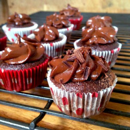 Chocolately Paelo Cupcakes w/ Chocolate Sweet Potato Frosting
