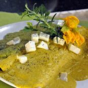 CREPAS DE QUESO Y POLLO EN SALSA DE FLOR Y POBLANO