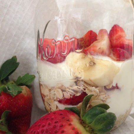 Overnight Oatmeal with Yogurt, Strawberries, & Banana