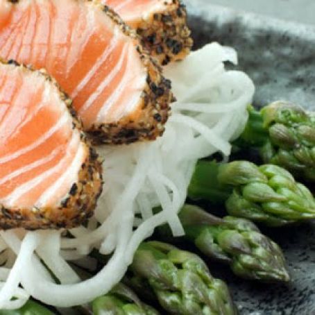 GRILLED SALMON w/ASPARAGUS & ONIONS