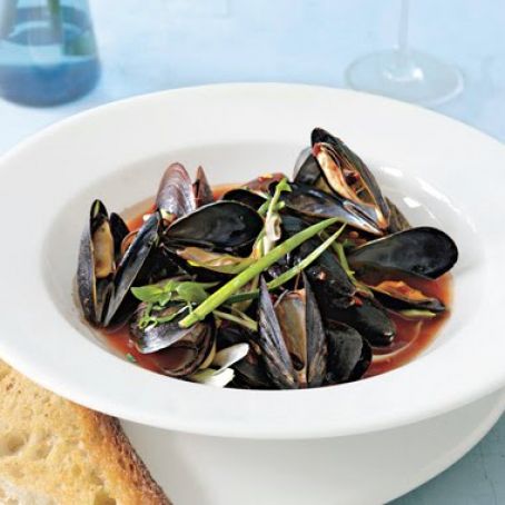 Spicy Steamed Mussels with Garlic Bread