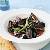 Spicy Steamed Mussels with Garlic Bread