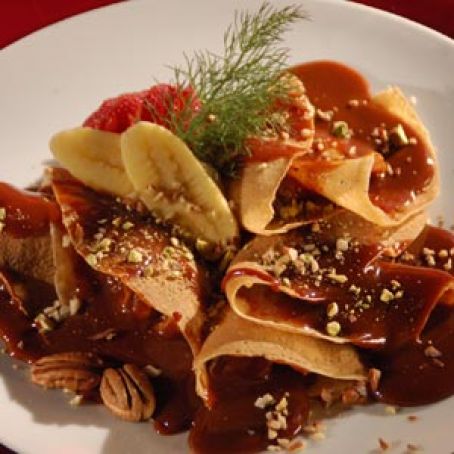 CREPAS DE CAJETA CON NUECES Y HELADO DE VAINILLA