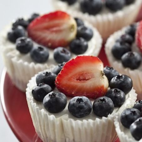 NO-BAKE RED,WHITE AND BLUE CHEESECAKE CUPCAKES