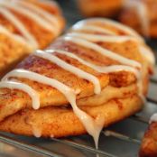 CINNAMON BUN CHEESECAKE MINI CALZONES
