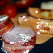 Baconlindad fläskfilé med grönpepparsås