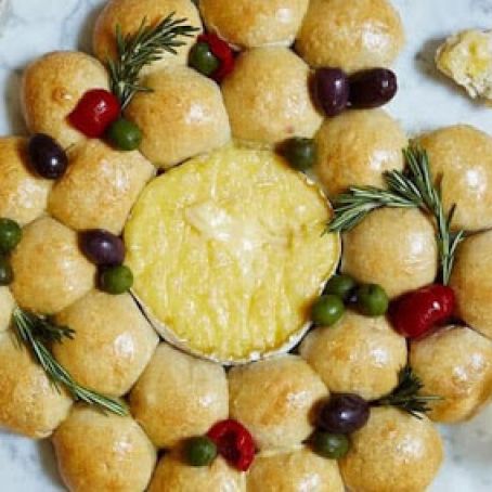 Holiday Baked Brie Wreath