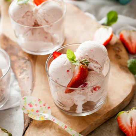 Fresh Strawberry Ice Cream