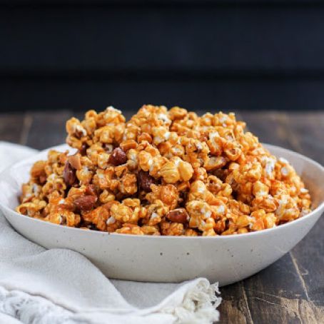 SALTED HONEY ALMOND CARAMEL CORN