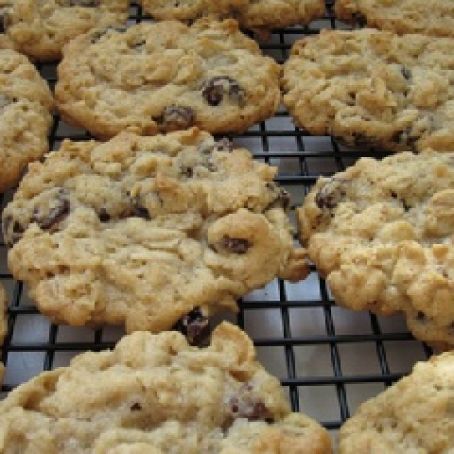 Easy and Soft Oatmeal Raisin Cookies