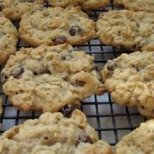 Easy and Soft Oatmeal Raisin Cookies