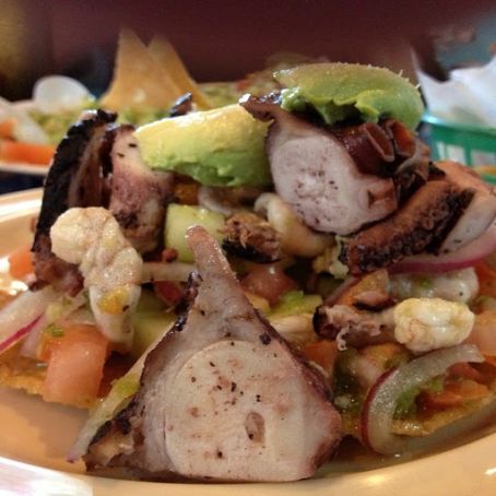 TOSTADA DE CEVICHE DE CAMARON Y PULPO