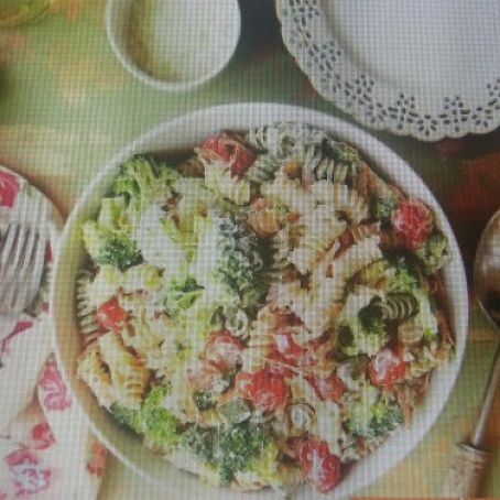 CREAMY BROCCOLI PASTA SALAD
