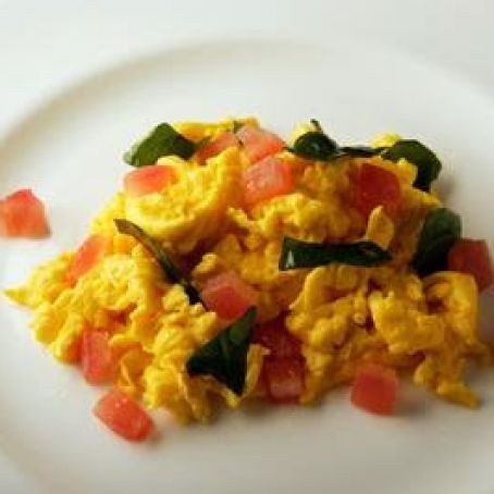 Scrambled Eggs with Raw Spinach and Tomatoes