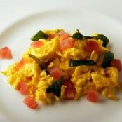 Scrambled Eggs with Raw Spinach and Tomatoes