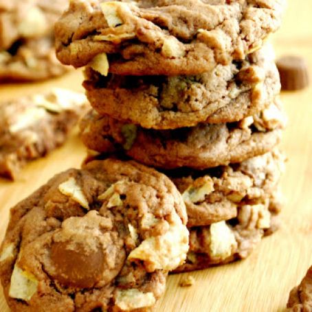 Potatoe chip cookies and reeses peanut butter cup
