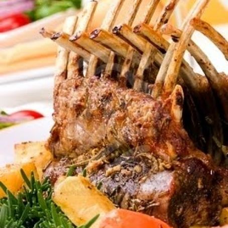 RACK DE CORDERO EN SALSA DE CIRUELA