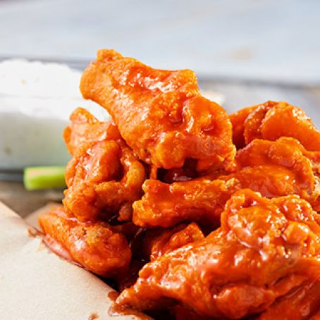BUFFALO WINGS WITH GORGONZOLA DIPPING SAUCE